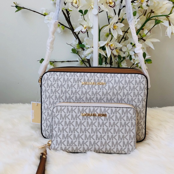Michael Kors Handbags - 🌹Michael Kors Jet Set Crossbody Vanilla Set 🌹